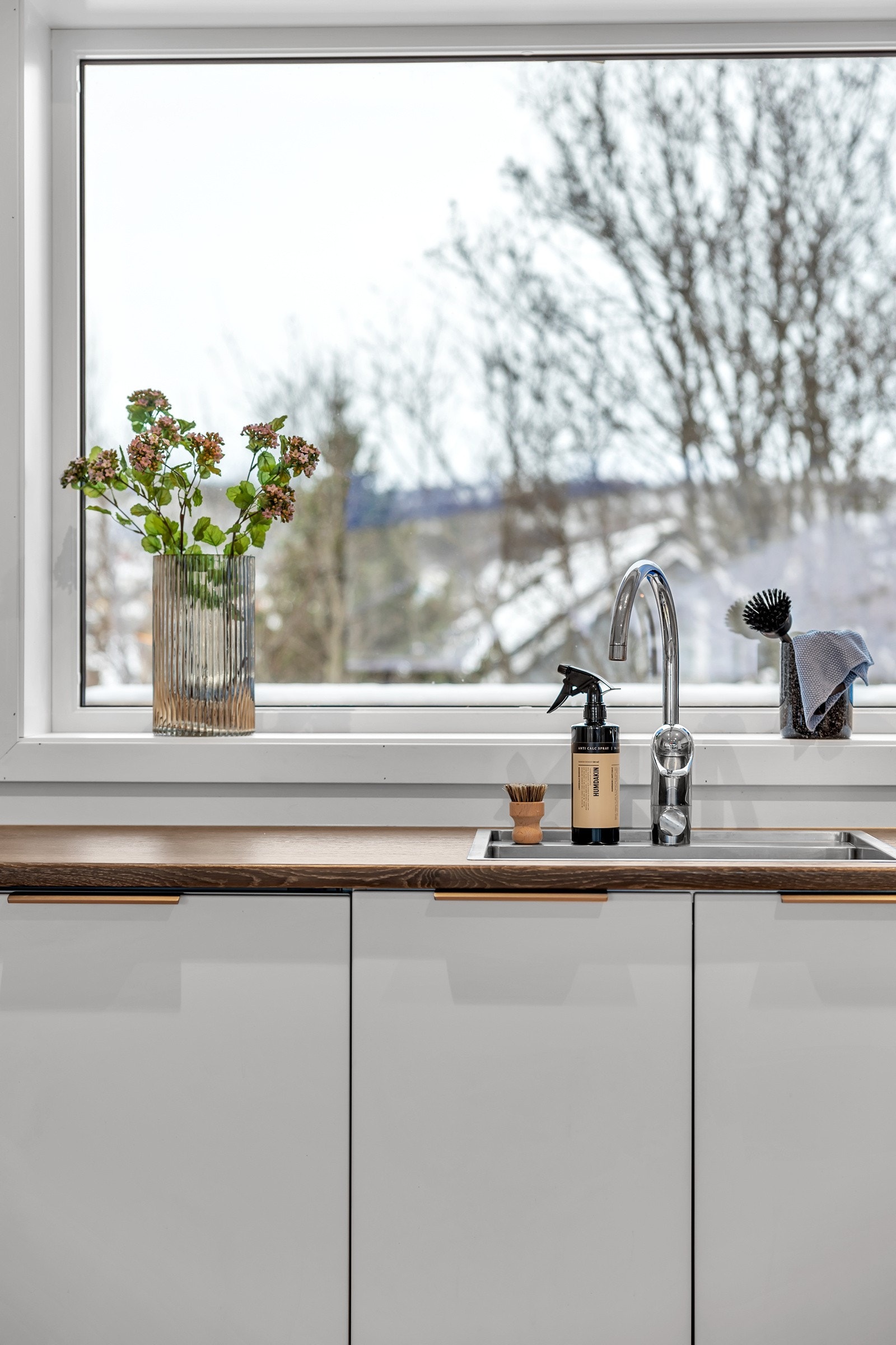 Kjøkkenet er praktisk og moderne Galleribilde