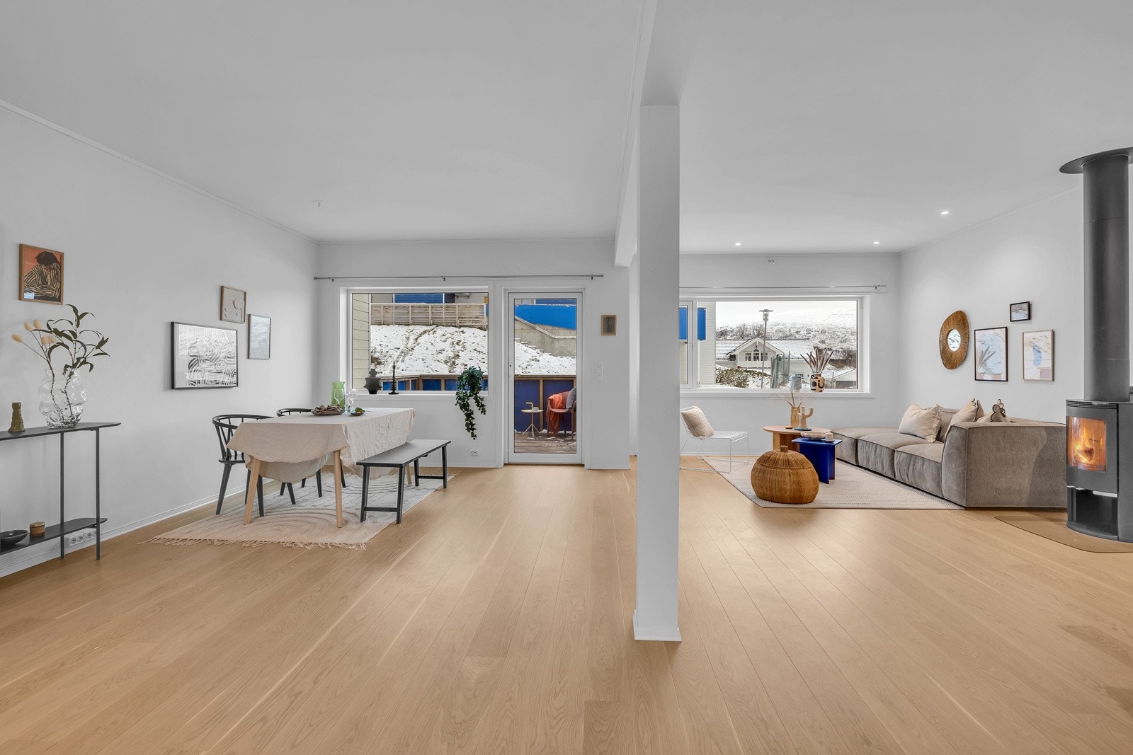 Stue, kjøkken og spisestue er i åpen løsning Galleribilde