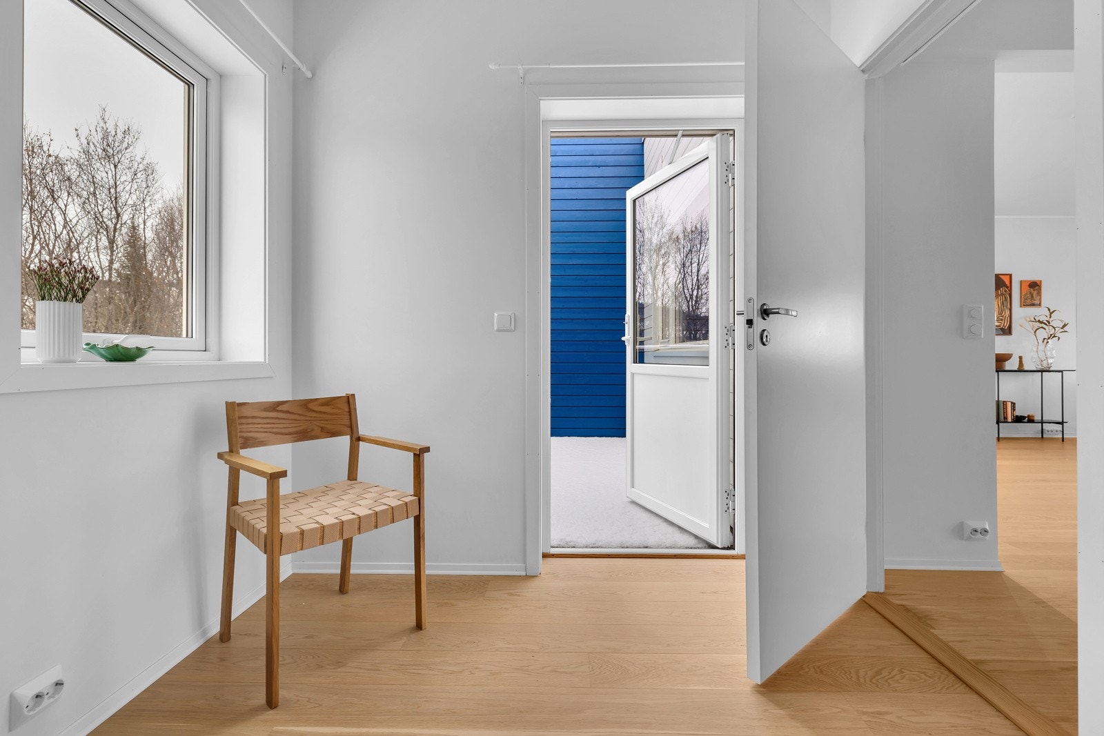 Fra dette rommet er det utgang til nord-vestvendt veranda hvor ettermiddags- og kveldssol nytes Galleribilde