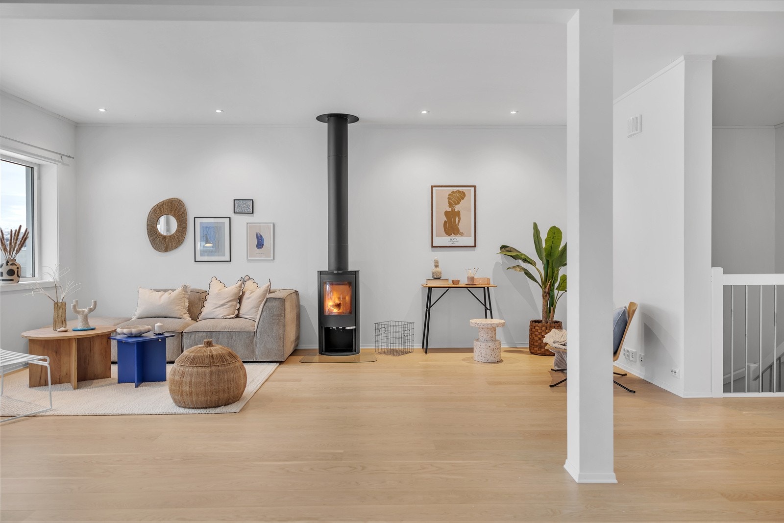 Dagligstuen er tiltenkt mot sørvest i rommet og har en fin og effektiv vedovn Galleribilde