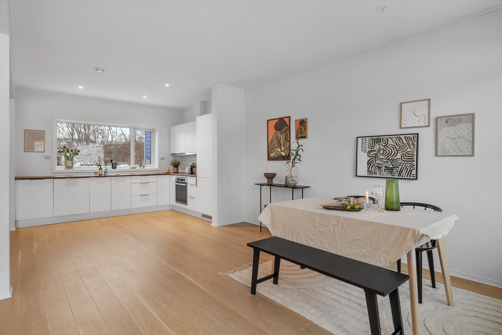 Du finner rikelig med plass til stor spisestue mellom kjøkkenet og dagligstua Galleribilde