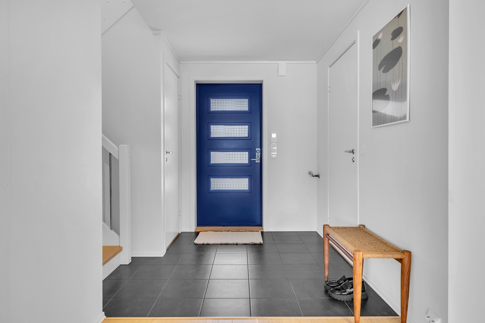 Velkommen inn! Det første som møter deg er dette romslig og flislagte inngangspartiet hvor det er god plass til både sko og klær Galleribilde