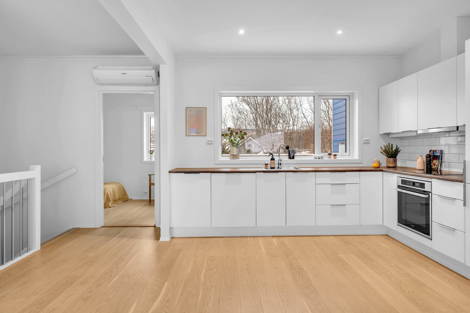 Oppe i 2. etasje finner du kjøkken, spisestue, dagligstue og et fint tilbaketrukket soverom Galleribilde