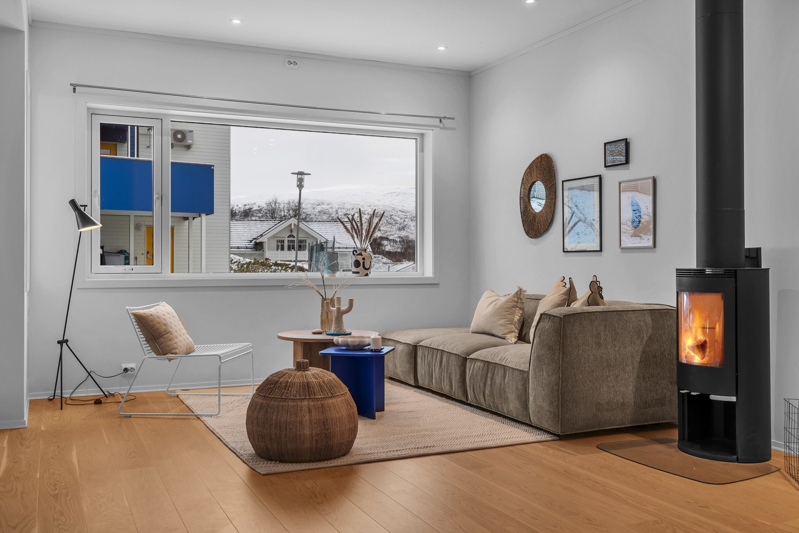 Koselig og velplassert daligstue med fint lysinnslipp Galleribilde