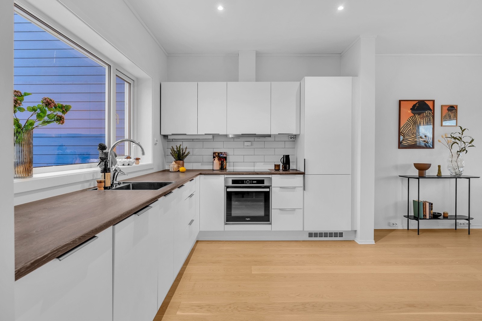 Her er det rikelig med skap- og benkeplass Galleribilde