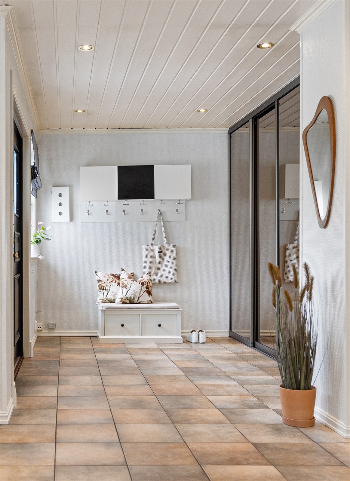 Alt i alt en flott og åpen bolig, ikke for moderne men smakfullt og rik på kvalitet. Galleribilde