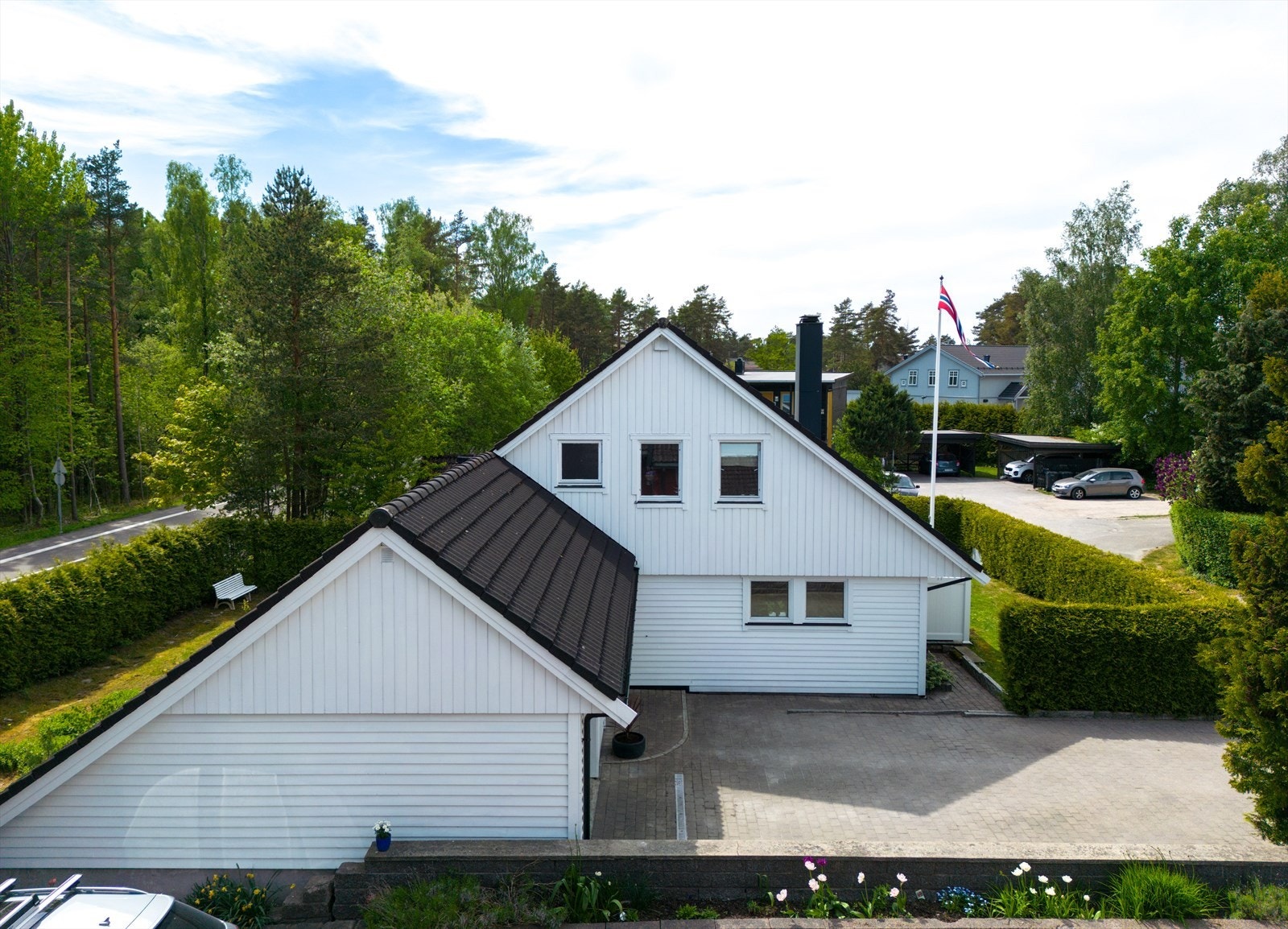 Kort unna boligen fins en lekeplass med grusplass som blir brukt til ballspill om sommeren og skøytegåing om vinteren. Galleribilde