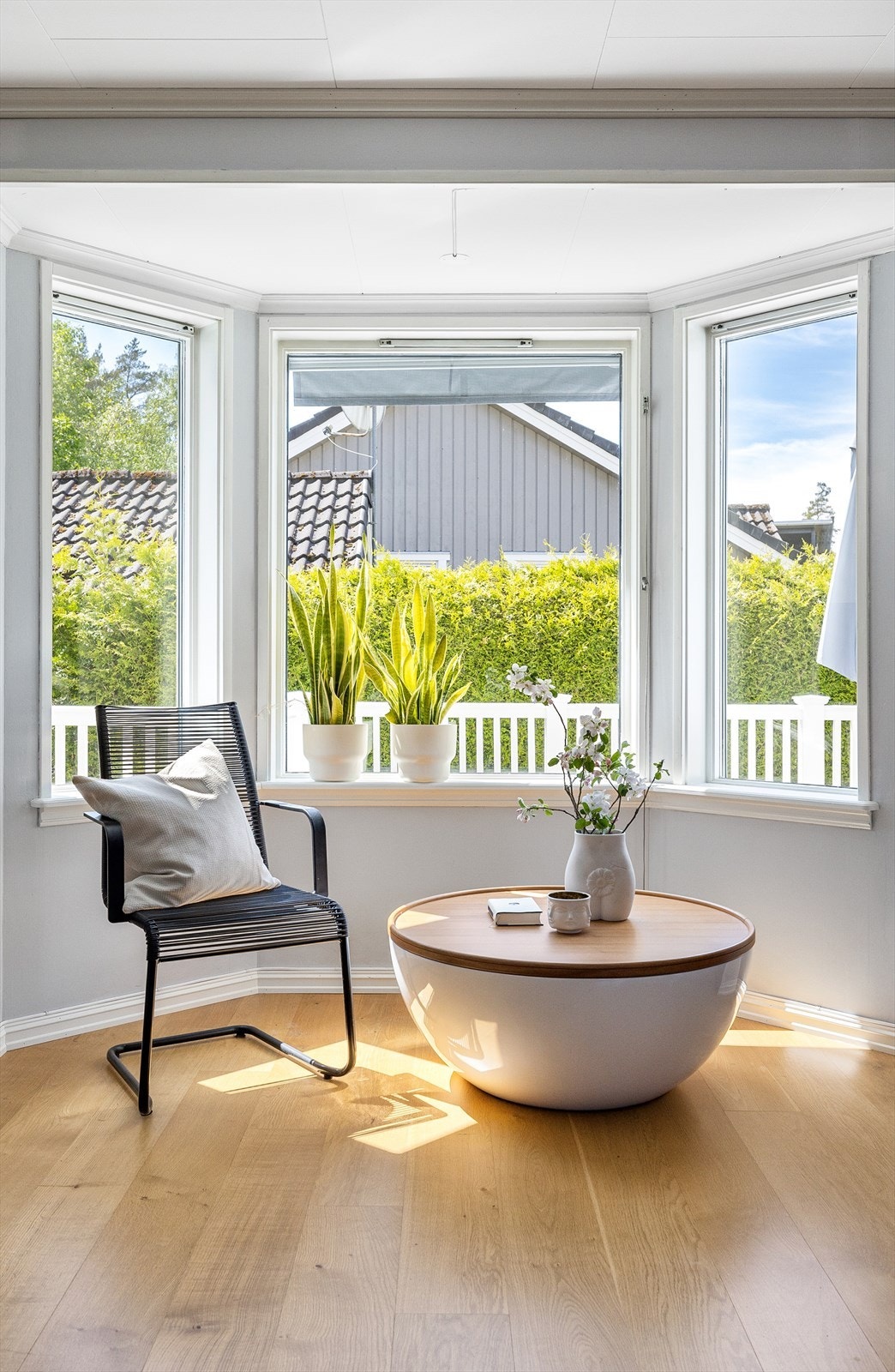 Karnappet ligger nærmere kjøkkenet, og gjennom sine deilige vinduer, får man en flott plass som for eksempel kan fungere som lesekrok. Galleribilde