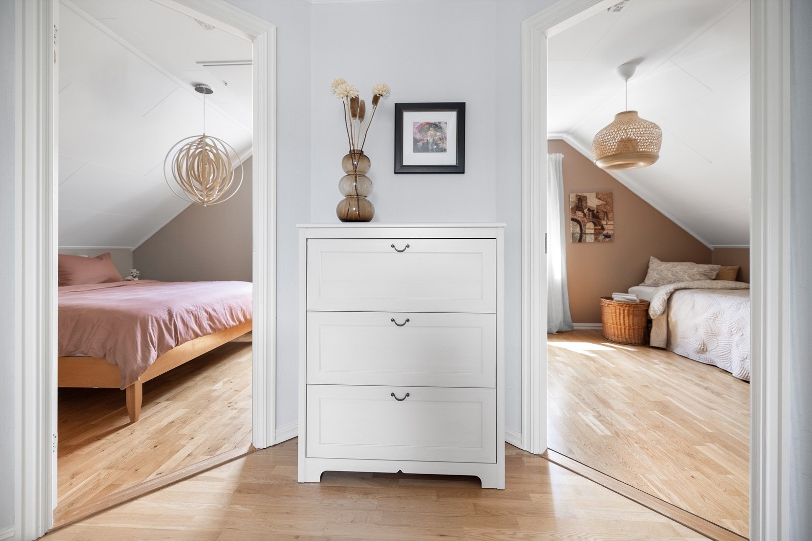 Gangen er formet som en diamant med vinklede dører inn til hvert av de fire rommene - både originalt og stilig. Galleribilde