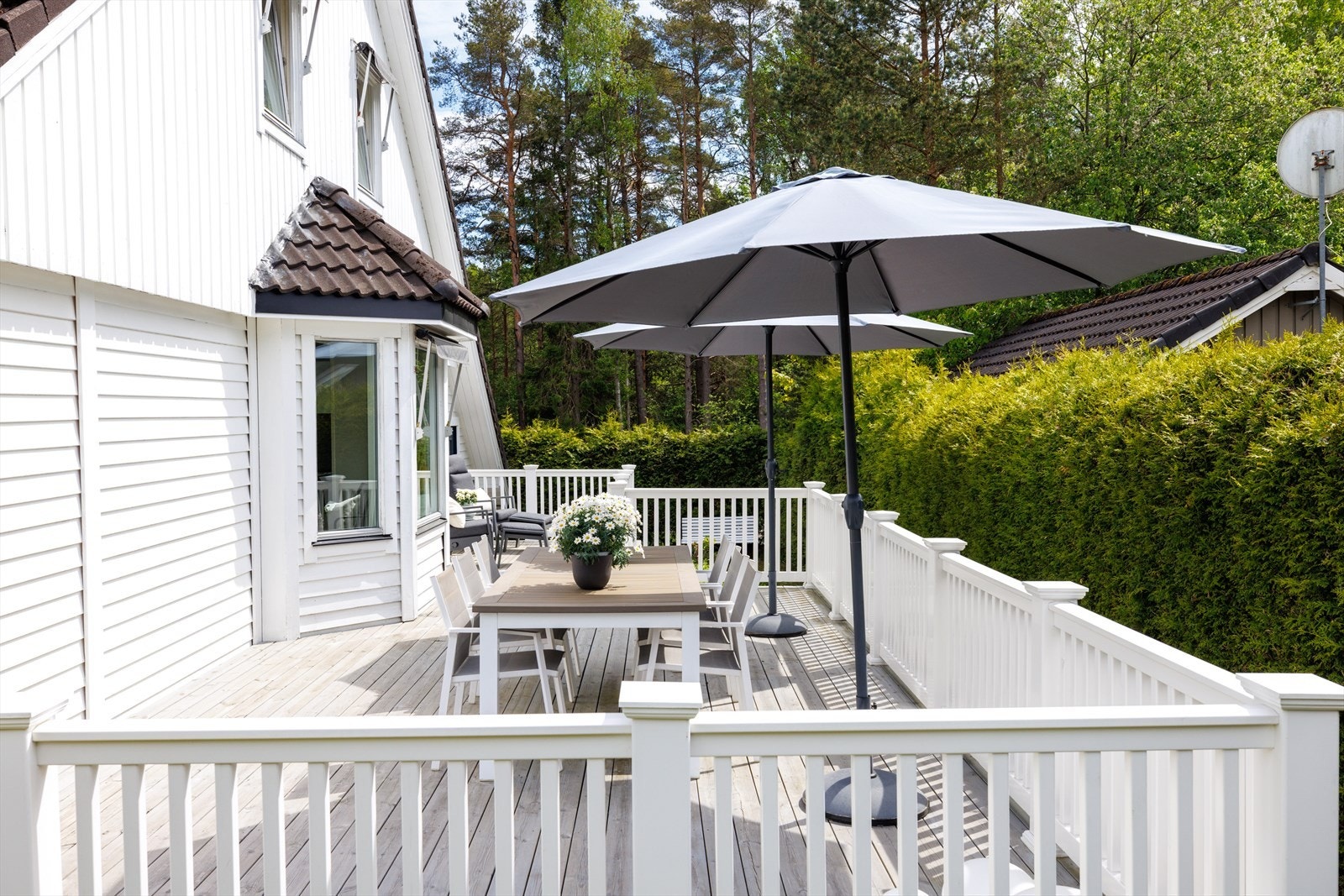 Den store terrassen fyller mye av hagen og gir flotte muligheter for sol og utemåltider med utsikt til skogen. Galleribilde