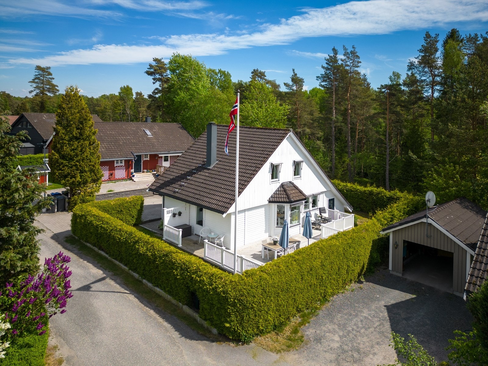 Eiendommen ligger i gamle Falchåsen, et villaområde nordøst for Fredrikstad sentrum, som vokste frem på 60- 80-tallet, og som siden den gang har hatt status som ett av byens mest attraktive områder. Galleribilde