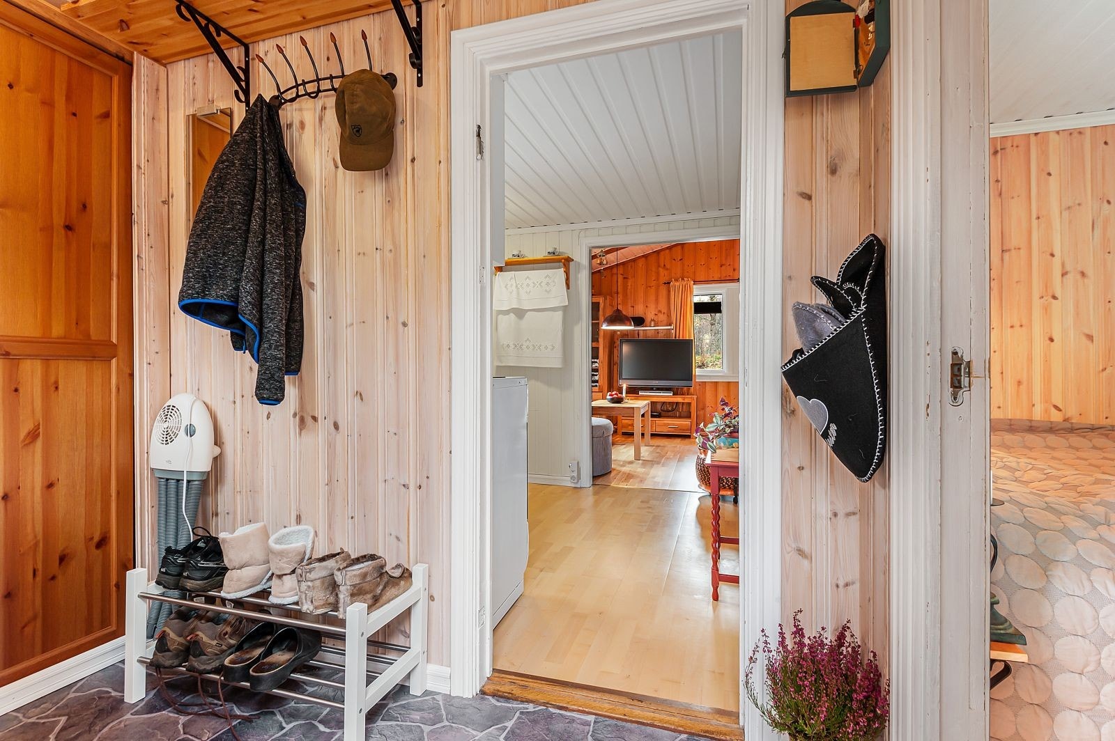 Inngangsparti ble bygd i 2006 og det ble satt inn ny inngangsdør. Galleribilde