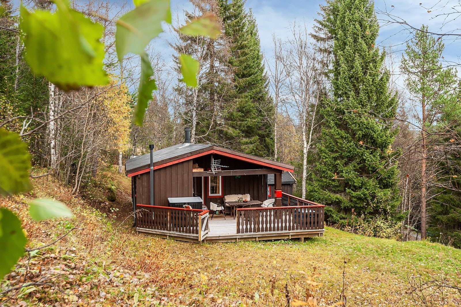 Velkommen til den originale norske hyttedrømmen! Stilrik hytte med innlagt strøm og bilvei helt frem. Galleribilde