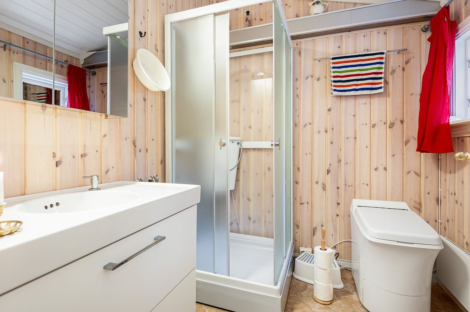 Badet ble bygd i 2011 som et tilbygg på hytta. Galleribilde