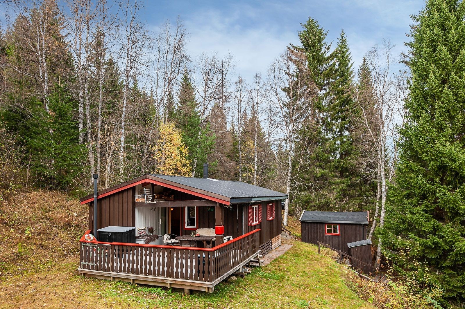 Flott vedlikeholdt hytte med gode oppgraderinger siden 2005. Hele hytten ble beiset i 2017. Galleribilde