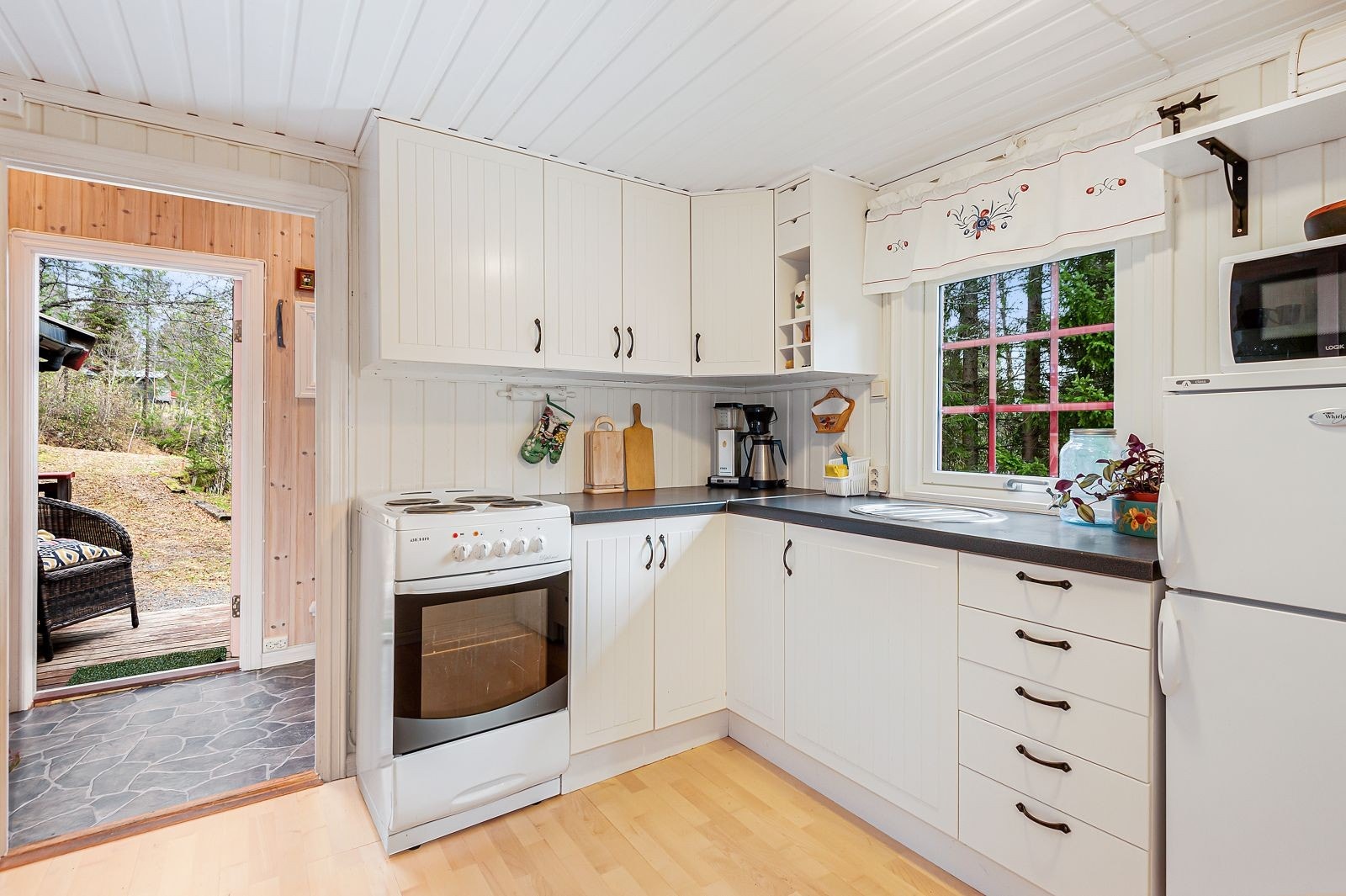 Kjøkkenet er oppgradert i 2005 med ny tidsløs innredning. Galleribilde