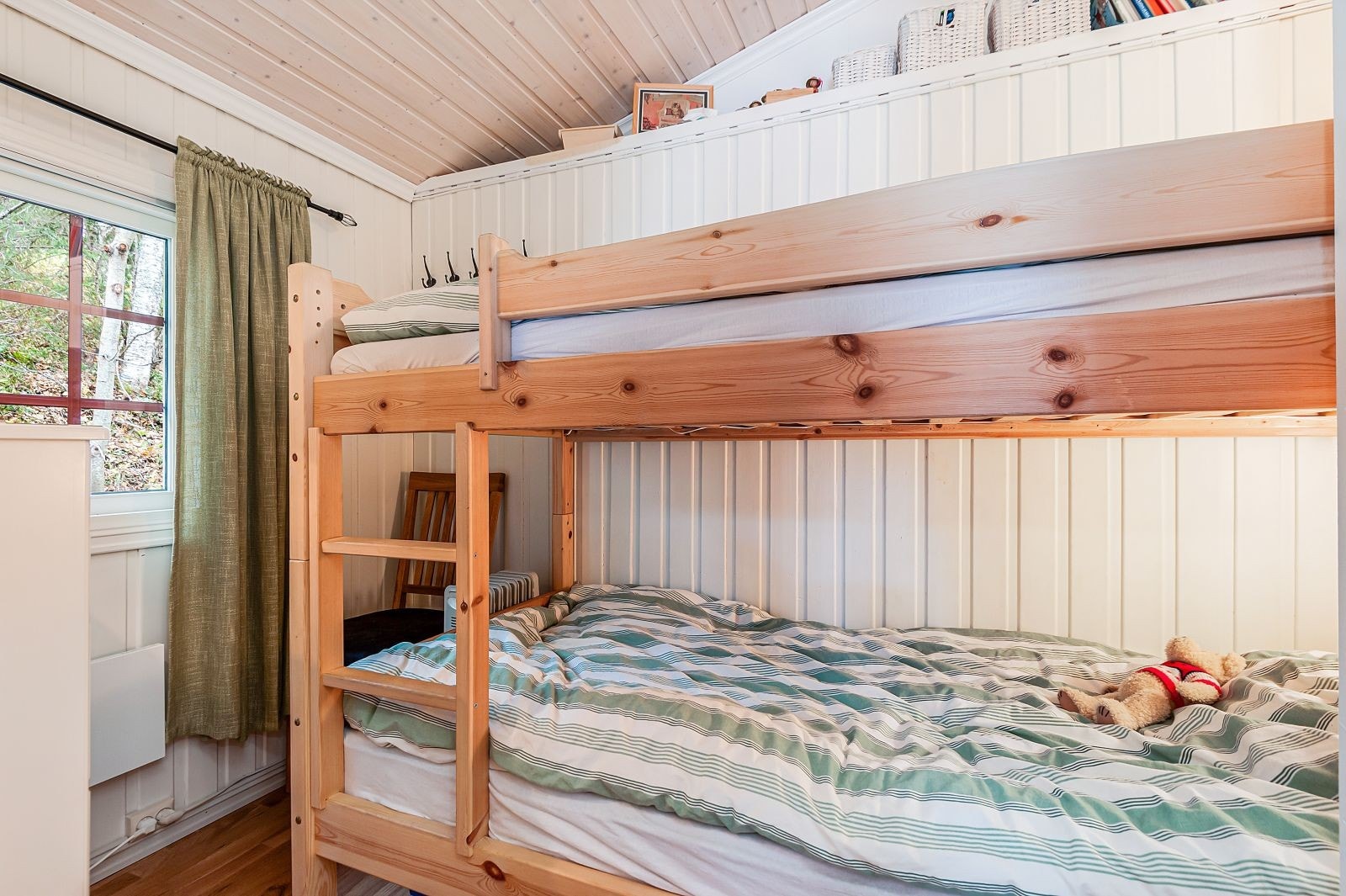 Fra stuen er det adkomst til et soverom, oppusset i 2008. Galleribilde