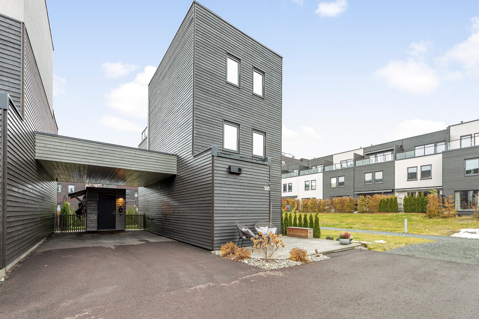 Det er plass til 4 biler i tilknytning til boligen. Ellers har sameiet flere gjesteplasser Galleribilde