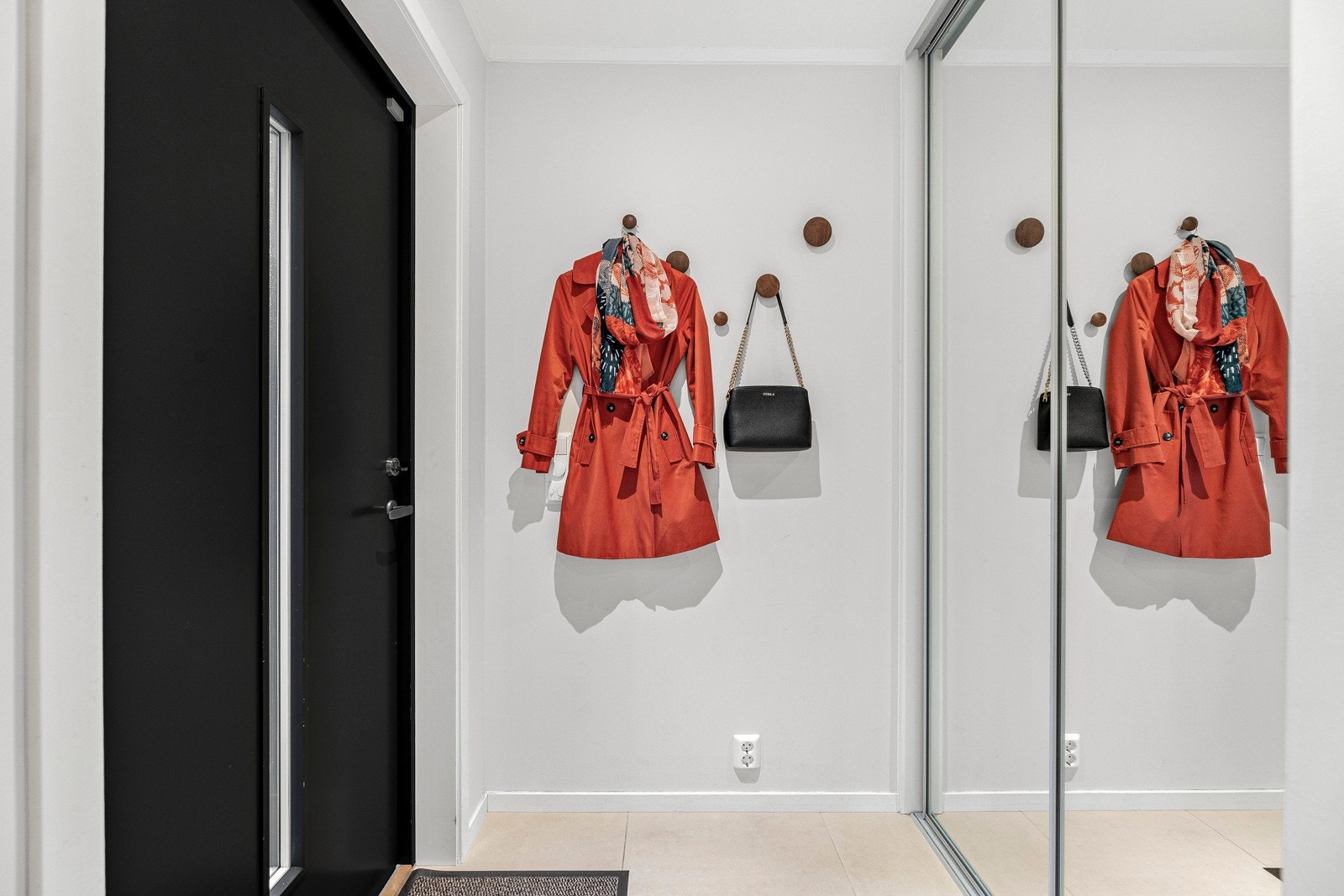 God plass til lagring i en stor skyvedørsgarderobe i entréen Galleribilde