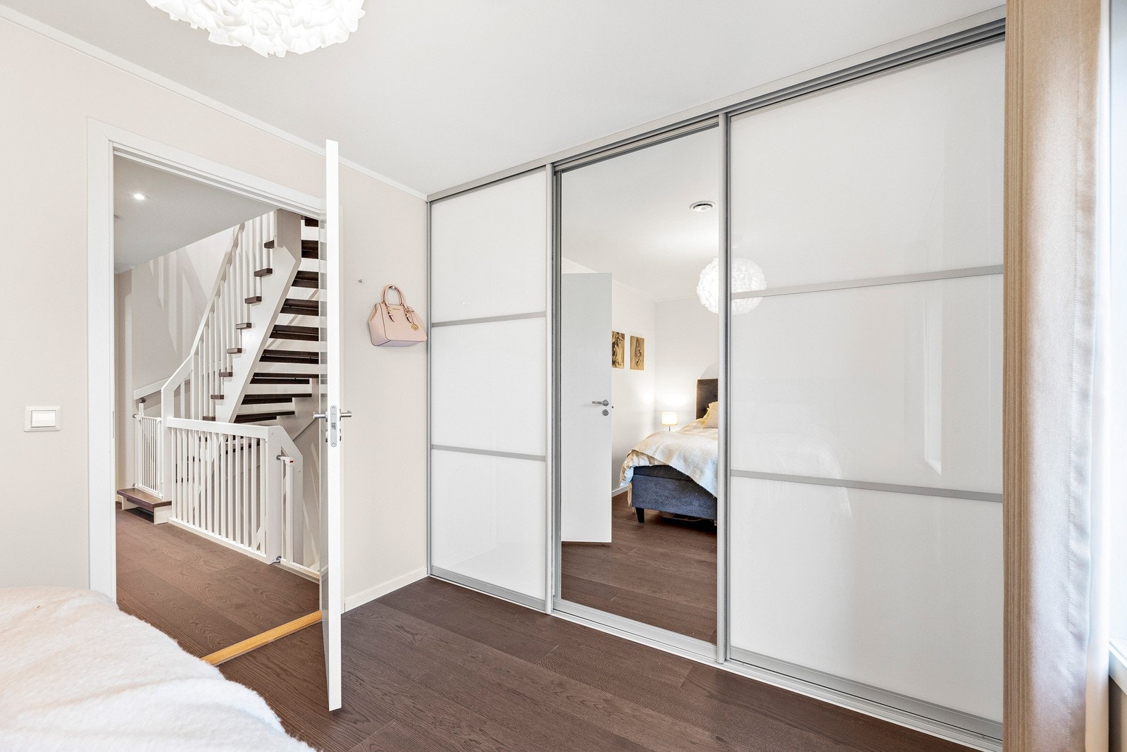 Godt med lagringsplass i en stor skyvedørsgarderobe Galleribilde