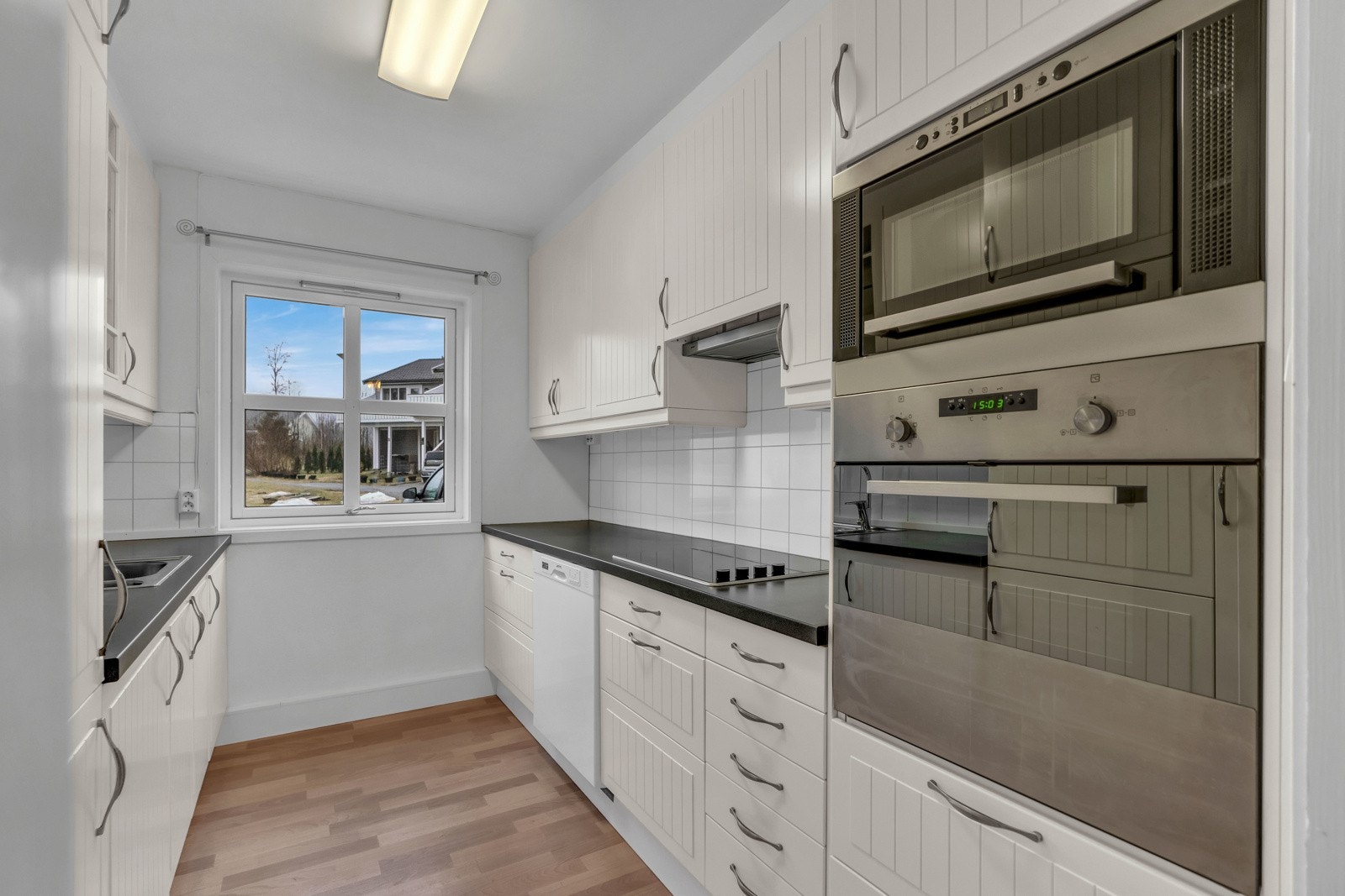 Rikelig med skap - og benkeplass på kjøkkenet Galleribilde