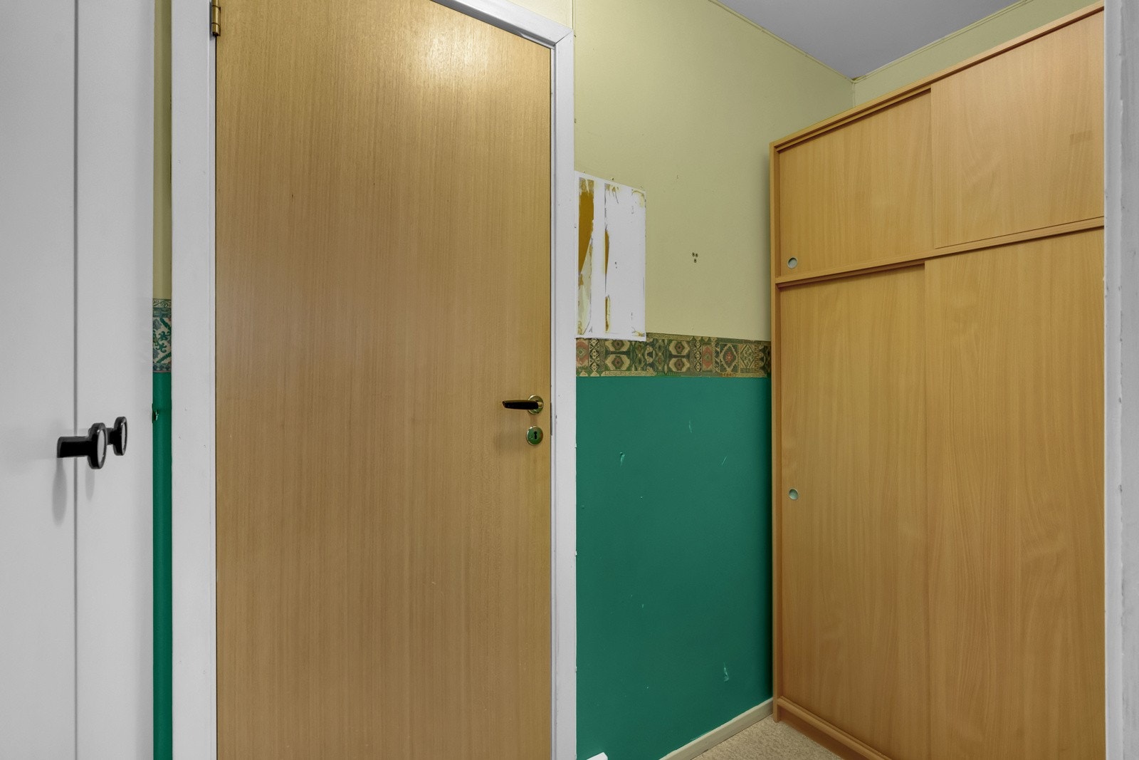 Romslig bod og lagringsrom mellom soverom og bad Galleribilde