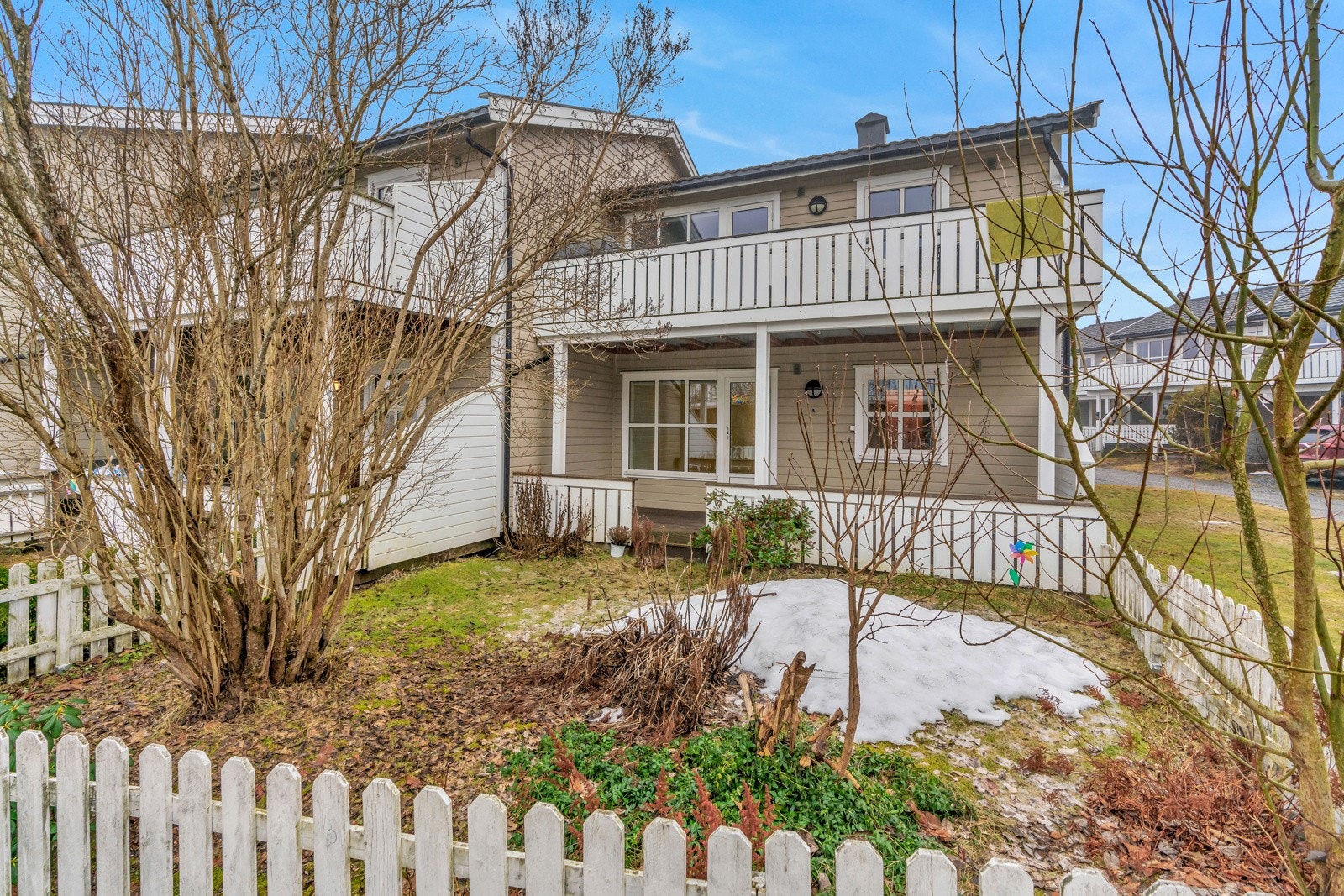 Hagen er et flott og pent opparbeidet sted på sommerstid med prydbusker og blomster Galleribilde