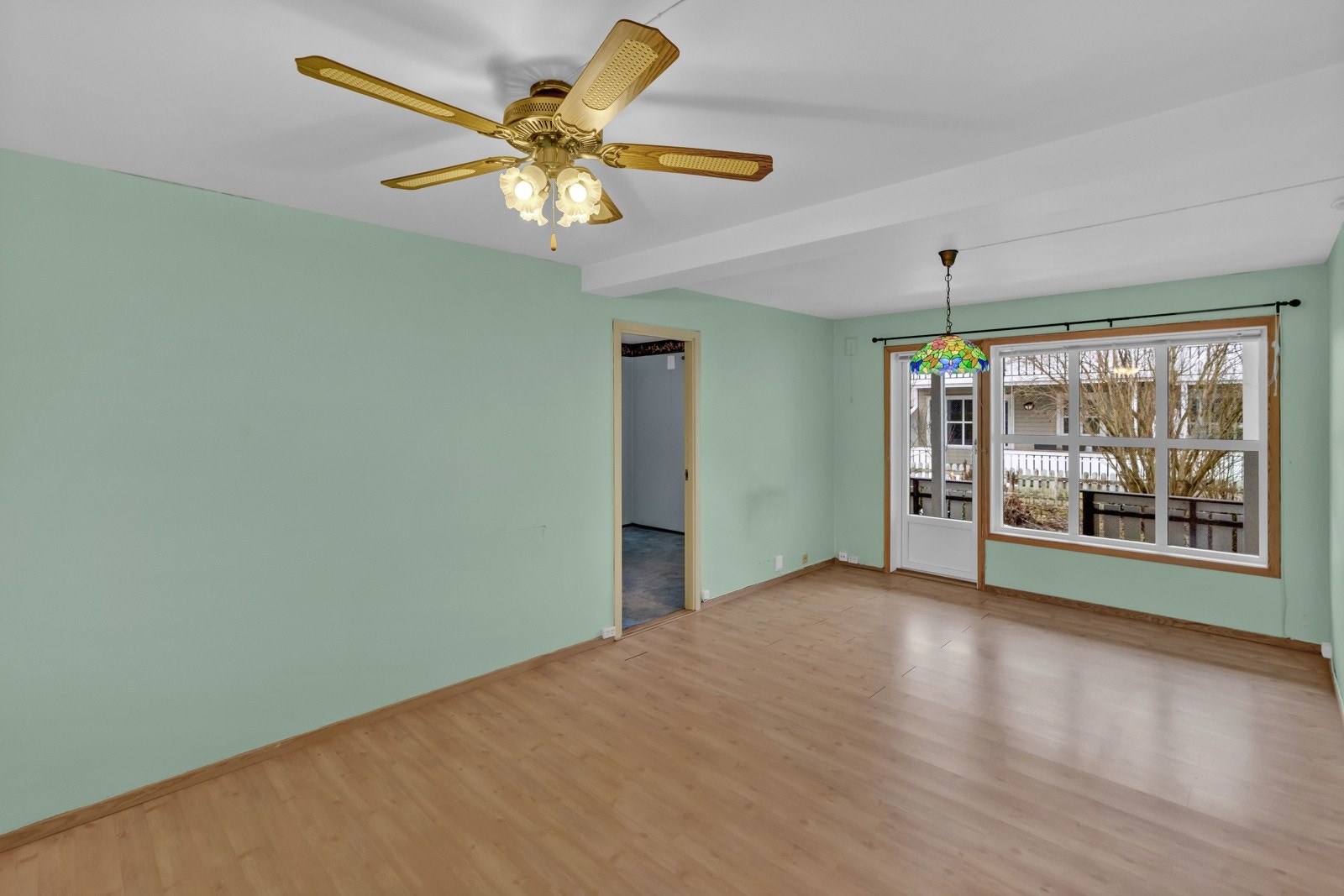 Store og gode vindusflater mot hagen Galleribilde