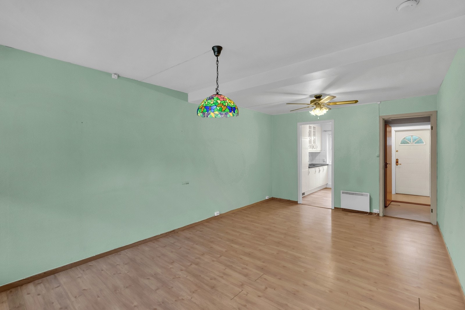 God plass til en spisegruppe og en større tv-krok Galleribilde