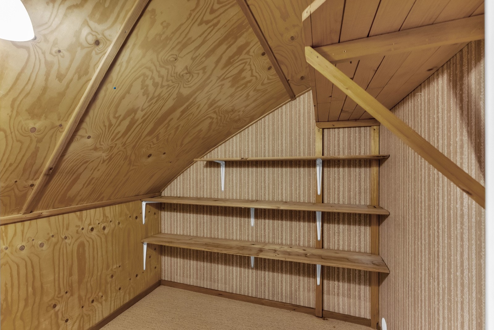 Ekstra lagringsrom under trappen Galleribilde