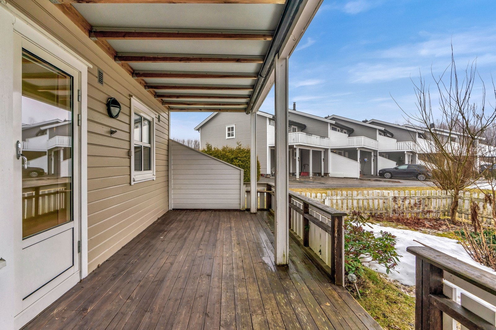 Overbygd terrasse som sørger for at man kan sitte ute større deler av året Galleribilde