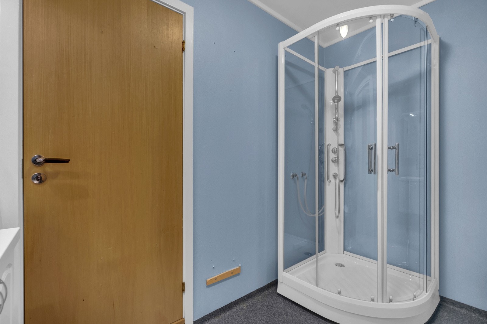 Innstallert et praktisk dusjkabinett Galleribilde