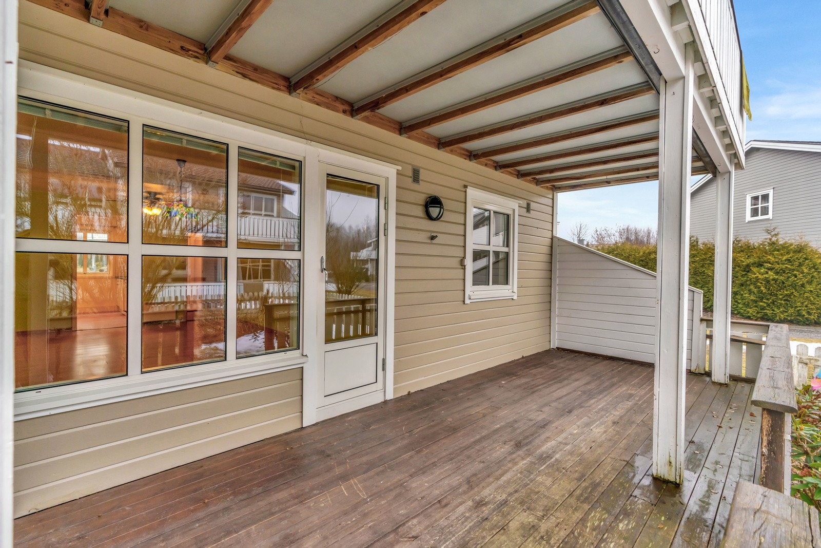 Egen tilgang til terrassen/hagen fra stuen Galleribilde