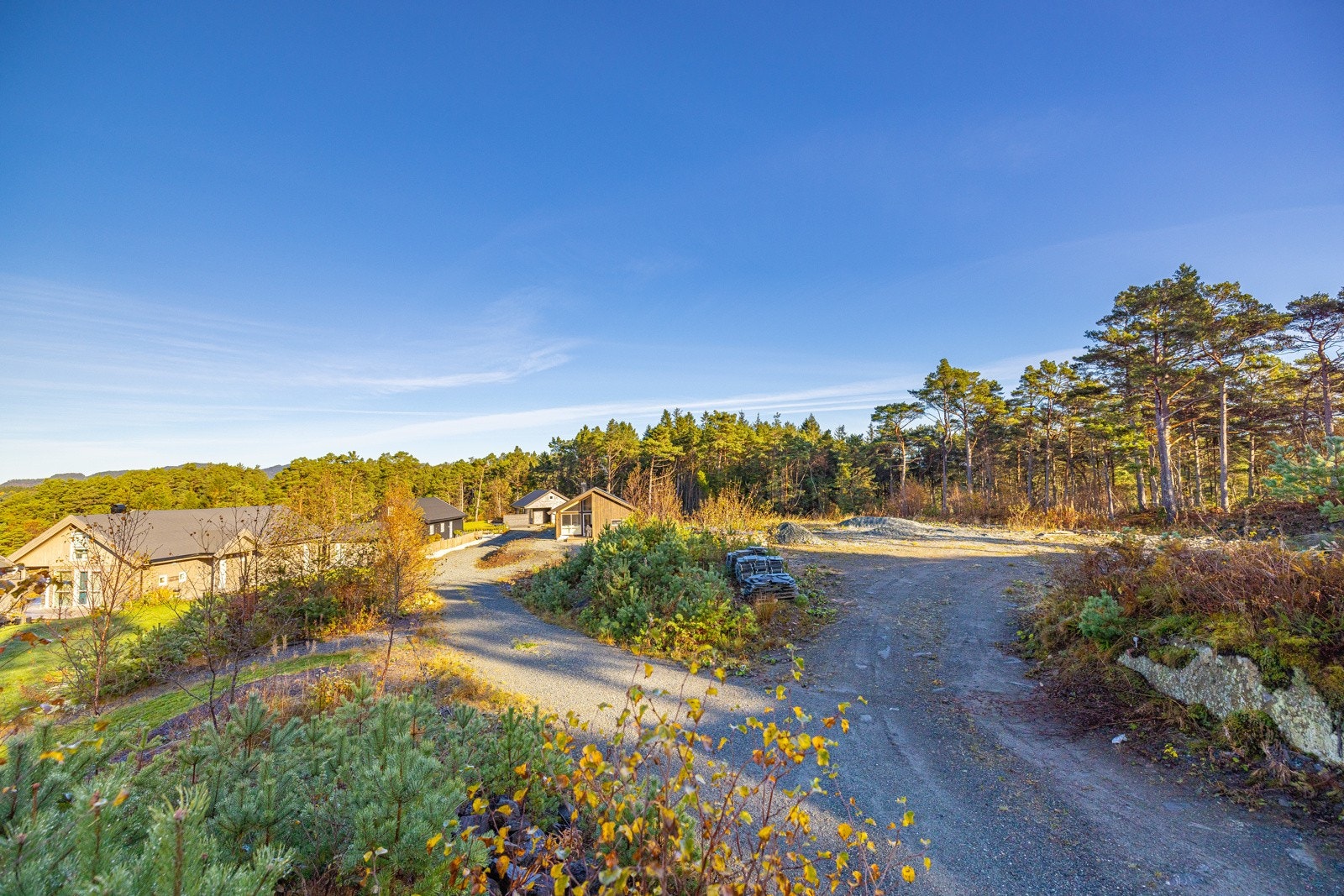 Pent opparbeidet innkjørsel til tomten. Galleribilde
