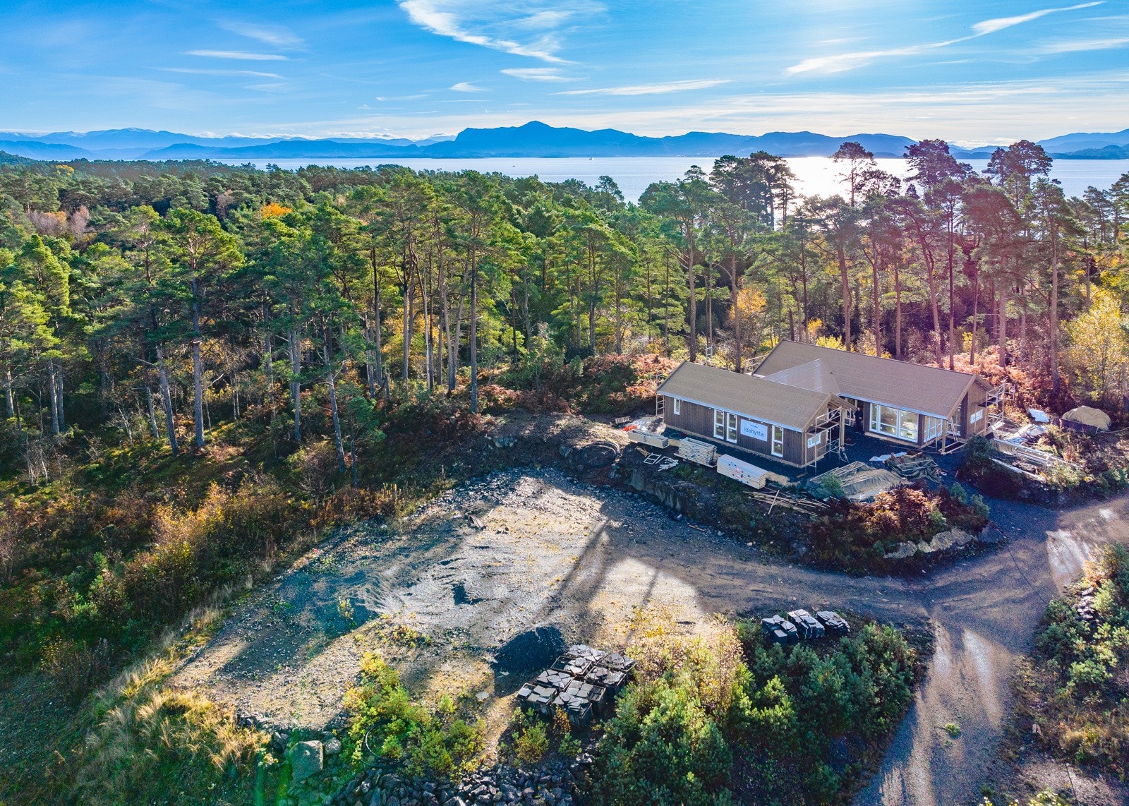 Hytte under oppføring på nabotomt, ellers er alle tomter bebygget. Galleribilde