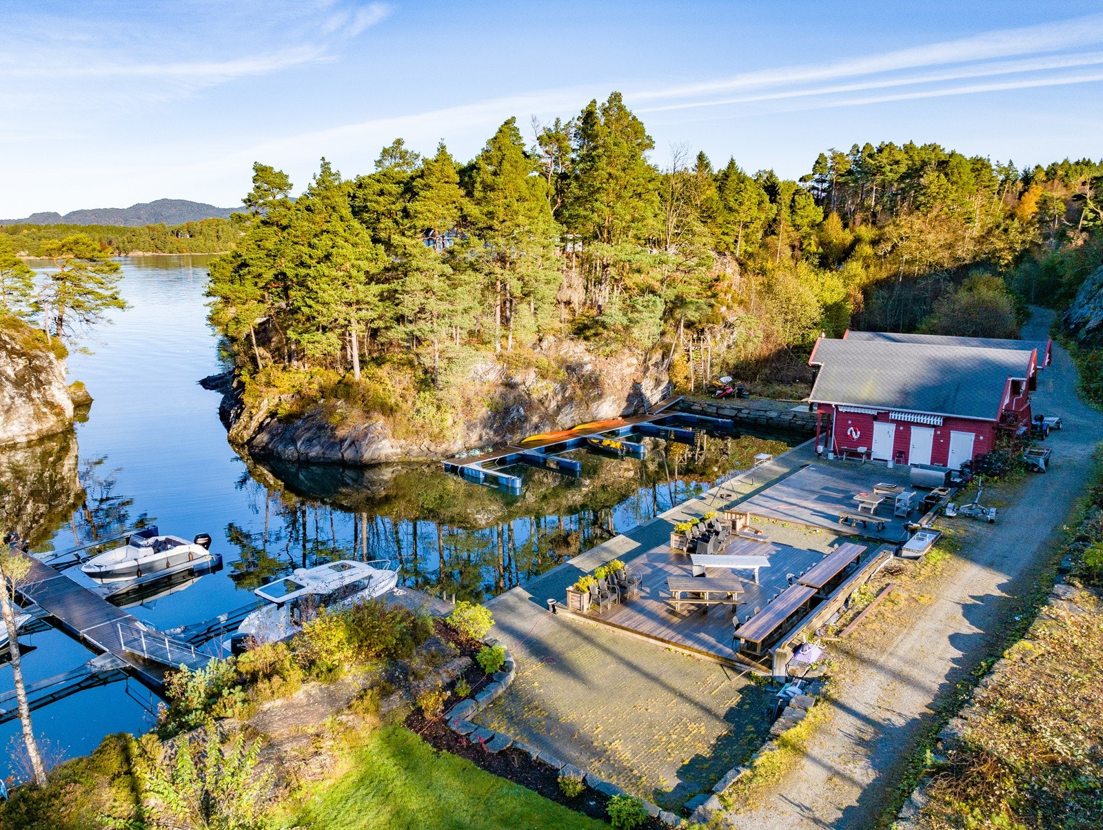 Felles kaianlegg hvor der holdes felles fester, konserter, St.Hans feiring, skalldyrkvelder mm. Galleribilde