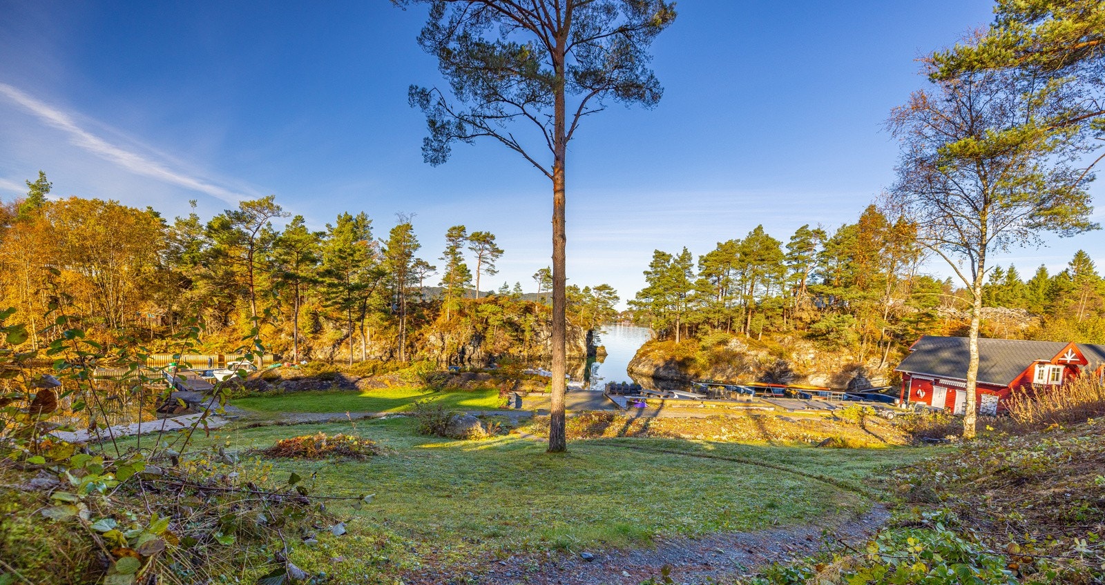 Fine fellesområder med grøntarealer, terrasser og sandstrand. Galleribilde