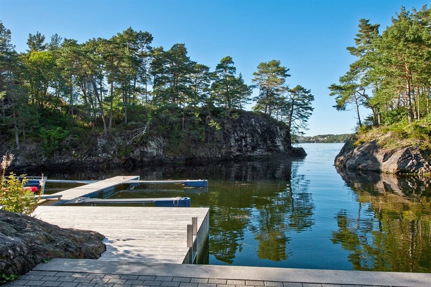 Delvis skjult tilkomst til øyen som gjør at båtplassene ligger i le for vind og vær. Galleribilde