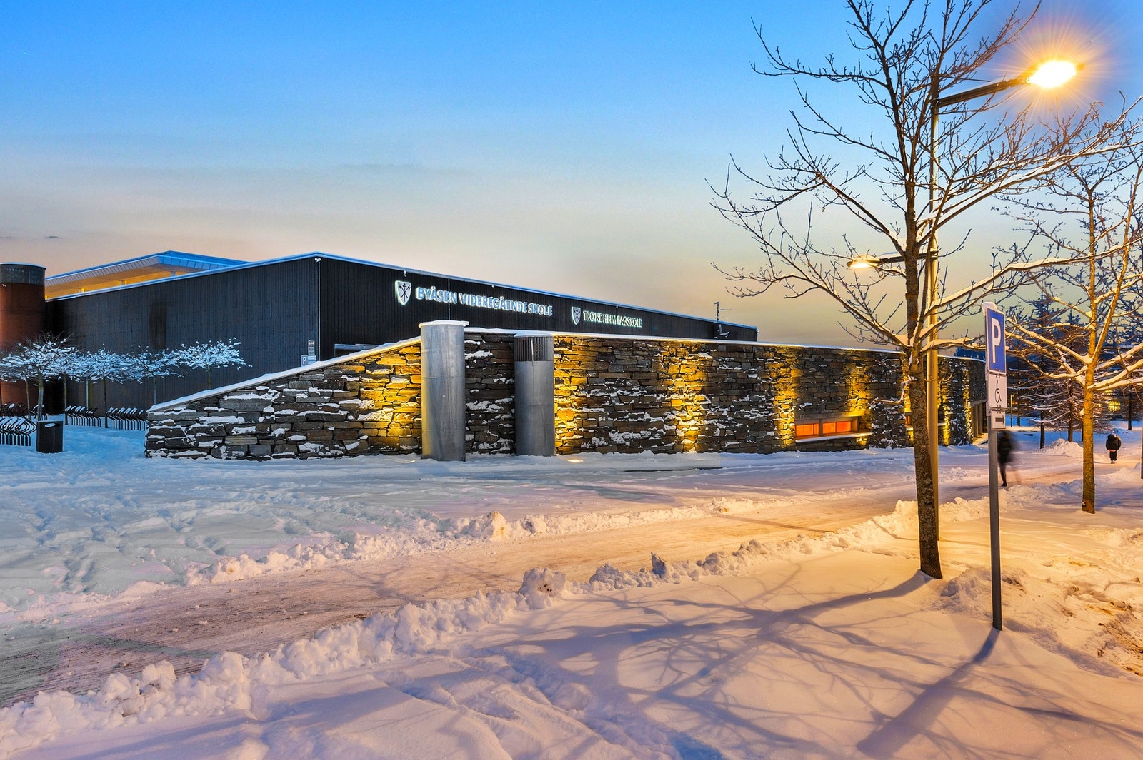 Byåsen VGS med bibliotek og 3T treningssenter er et steinkast unna leiligheten. Galleribilde
