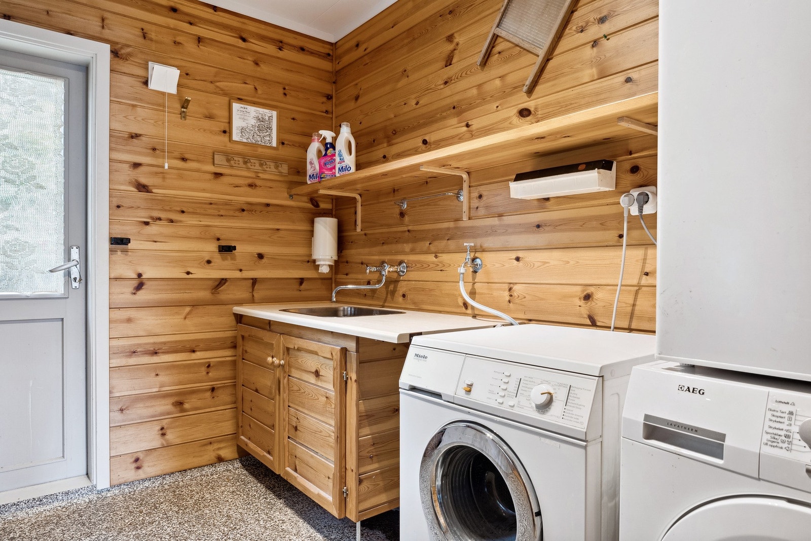 Vaskerom 1 av 2. Dette vaskerommet er i hovedetasjen med bi-inngang. Galleribilde