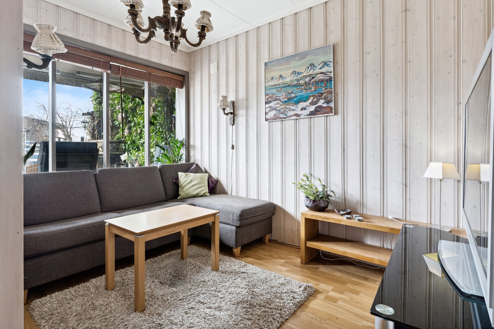 Tv-stue v/ hall. Populær sone for ungdommen i familien. Galleribilde