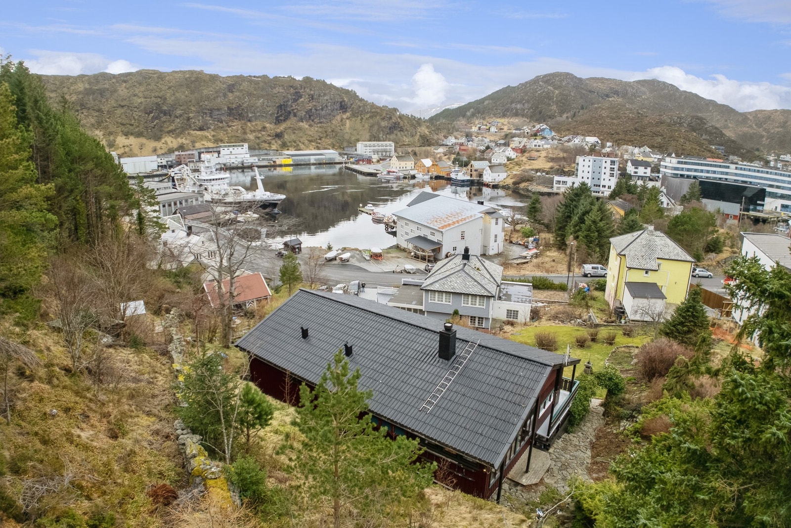 Man har gangavstand til sentrum via gangbrua på Vågsholmen. For øvrig kort avstand til barnehager, skoler i alle trinn og idrettsarenaen. Galleribilde