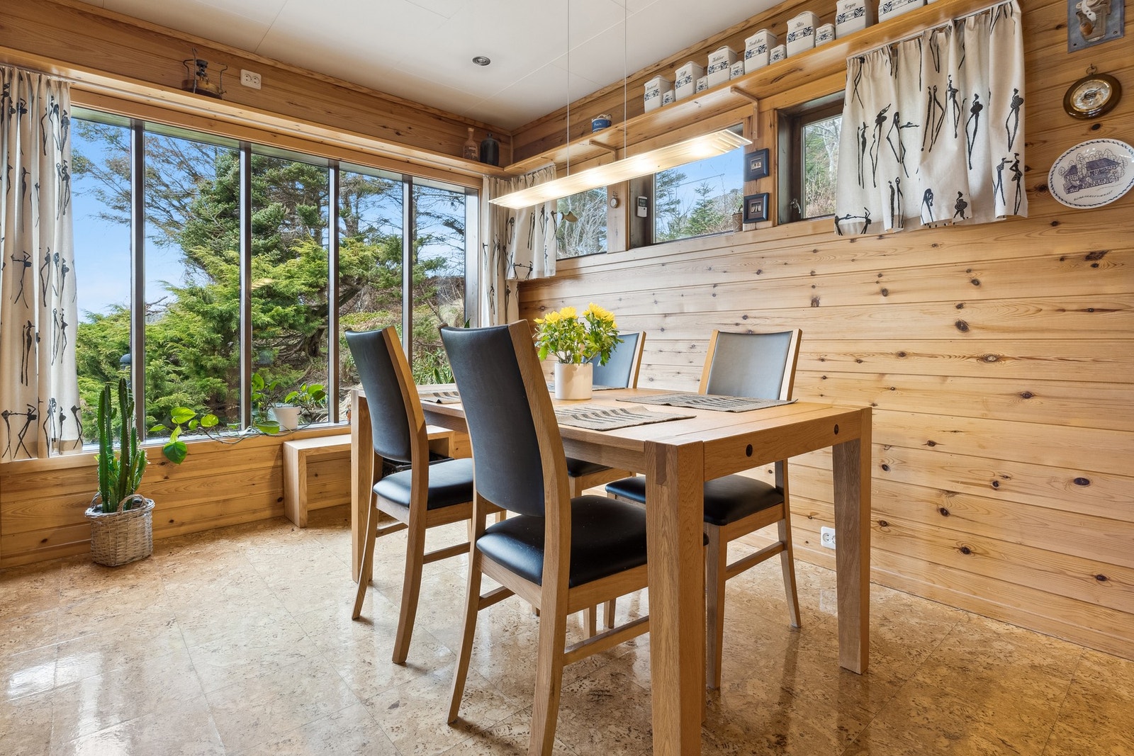 Her kan kveldsmåltidet nytes mens en ser solnedgangen ned i havgapet. Galleribilde