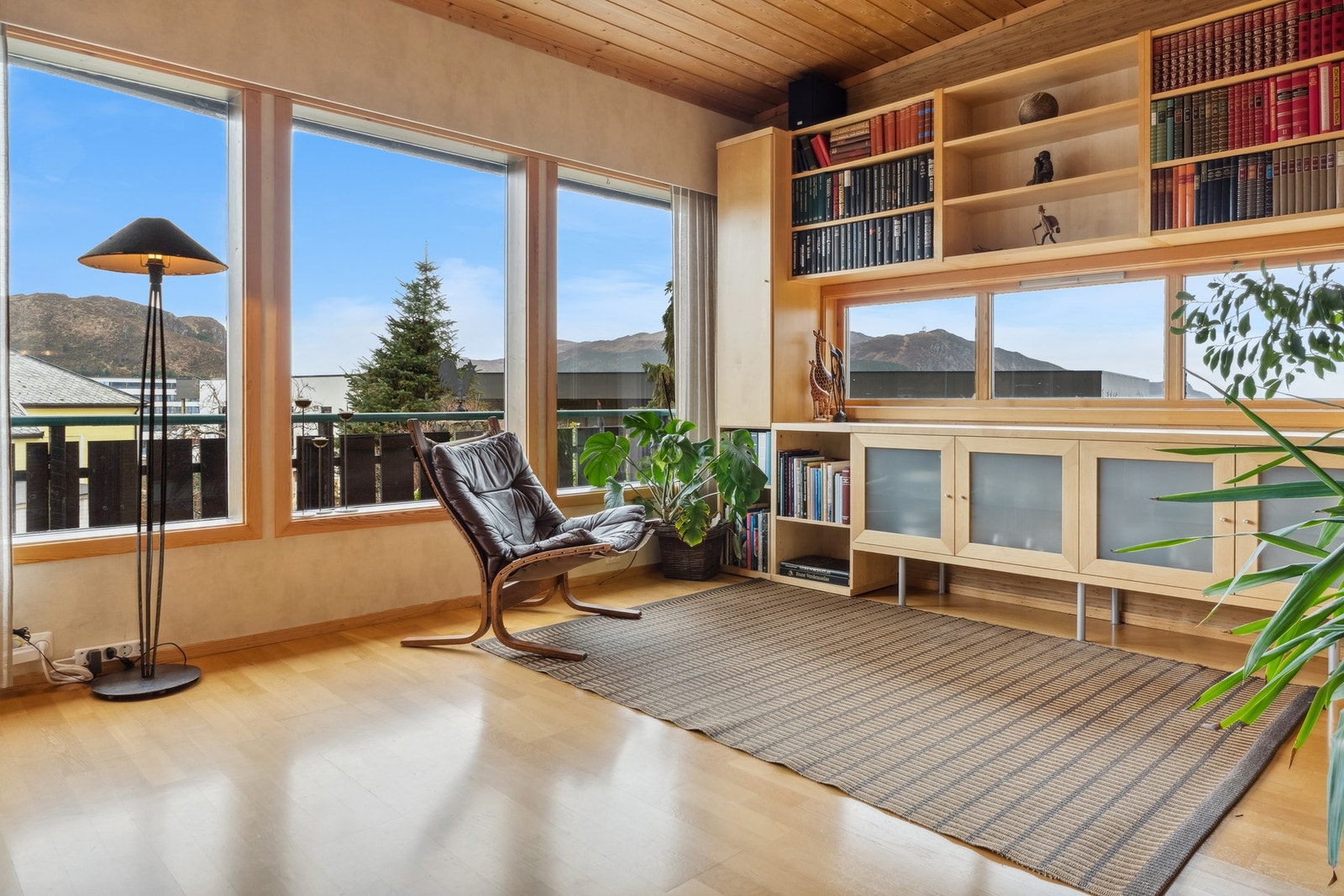 Boligen har en moderne utforming med mye vindusflater og utsikten kan nytes fra dem alle. Galleribilde