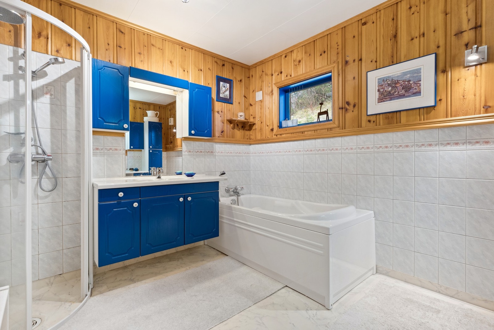 Boligen har 2 baderom, 2 toalettrom og 2 vaskerom. Galleribilde