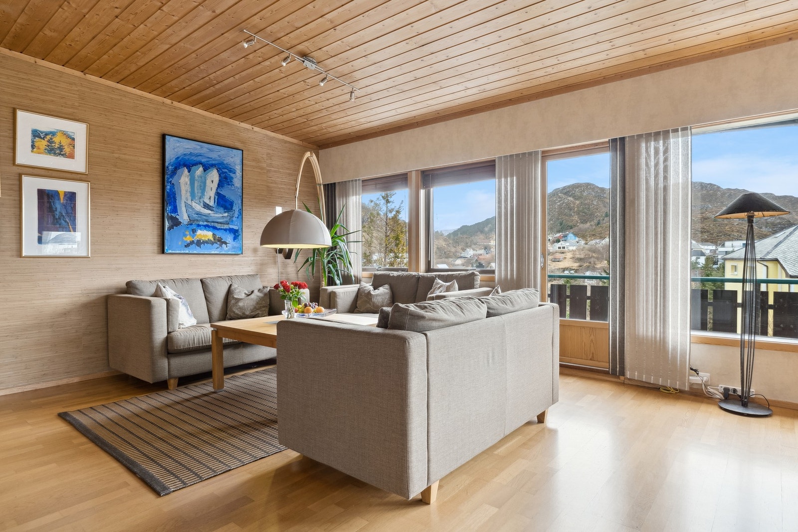 Romslig stue med store vindusflater som bidrar til mye naturlig lys. Galleribilde