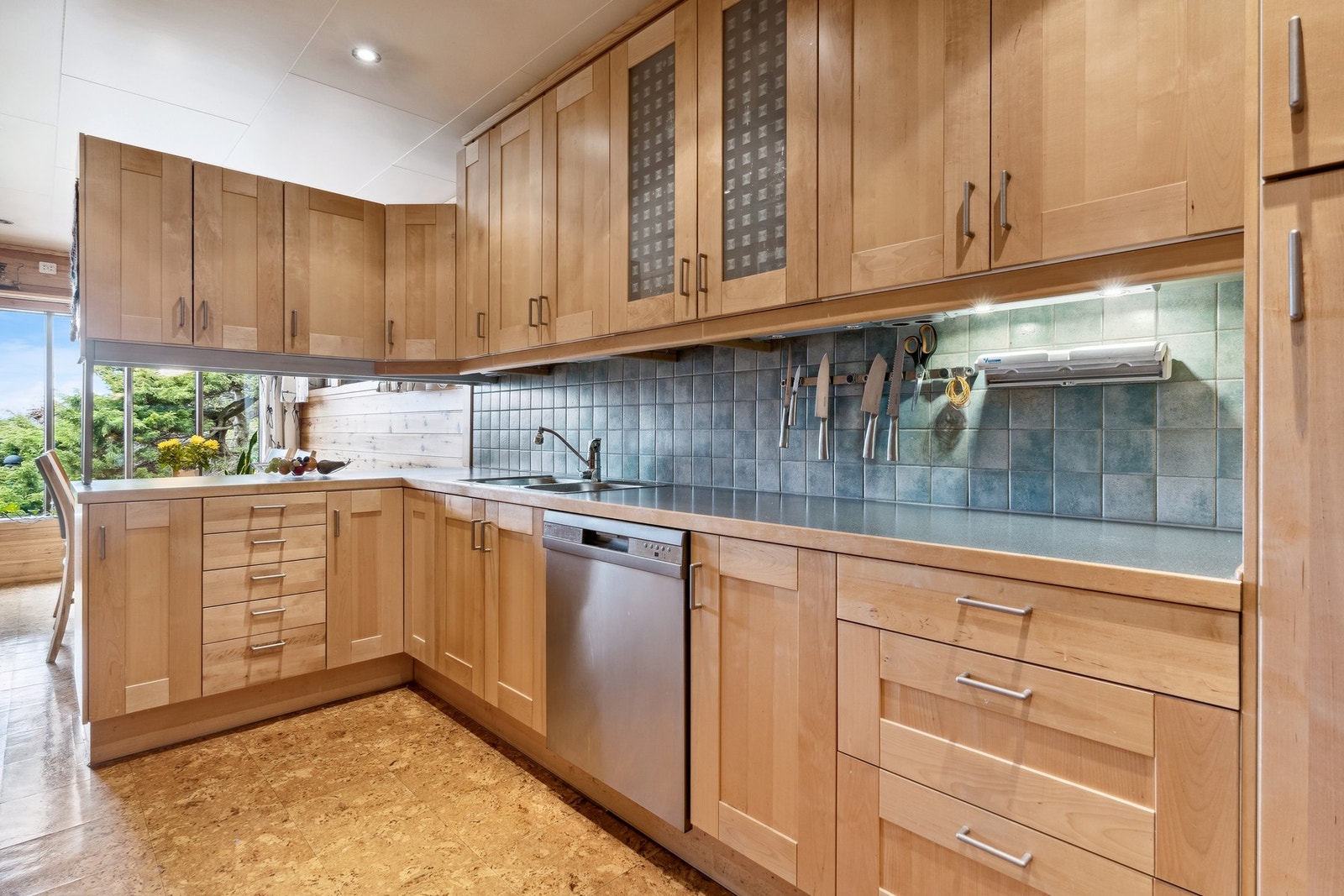 Kjøkkenet er utstyrt med mye skap- og benkeplass. Hvitevarer medfølger handelen. Galleribilde