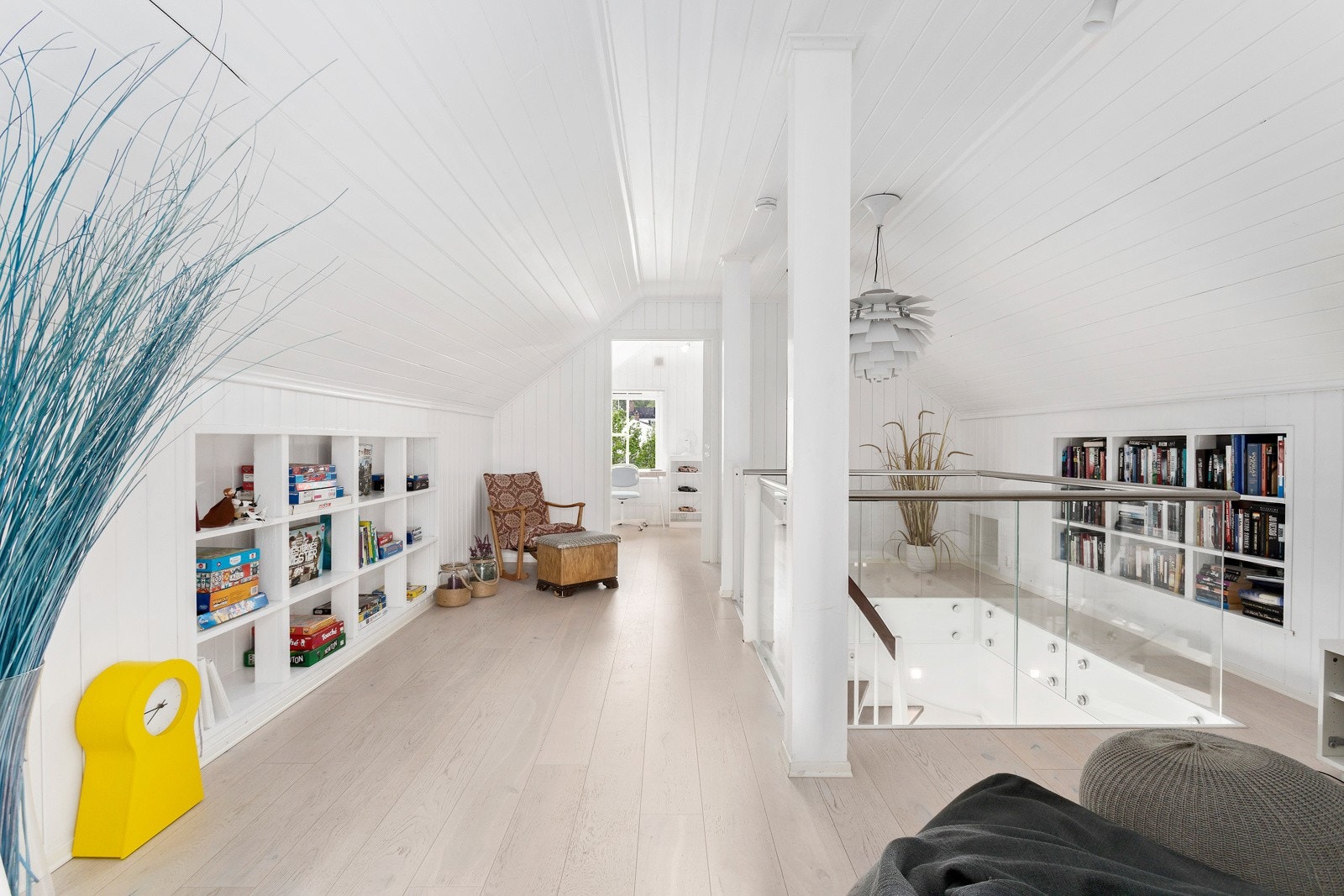 Elegant trappeløsning i forbindelse med loftsstuen / loftsetasjen med rekkverk i glass og stål Galleribilde