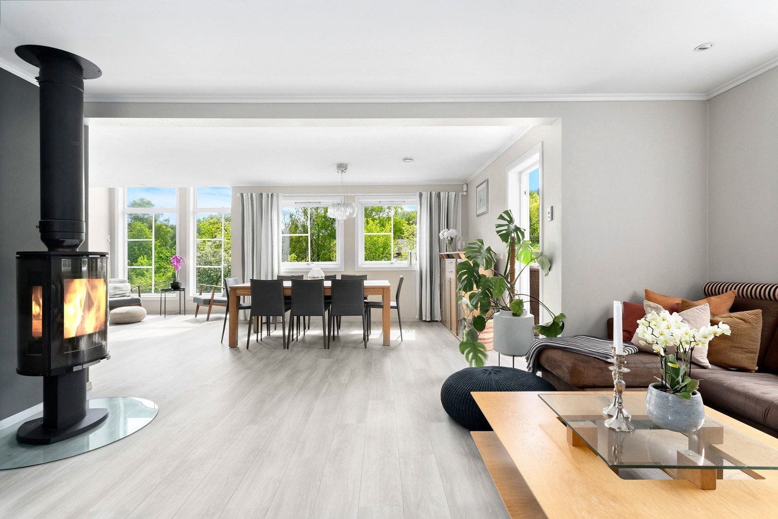 Flott og nyere enebolig med 4 soverom, 2 stuer, baderom, wc og dobbelgarasje på stenlagt gårdsplass.. Galleribilde