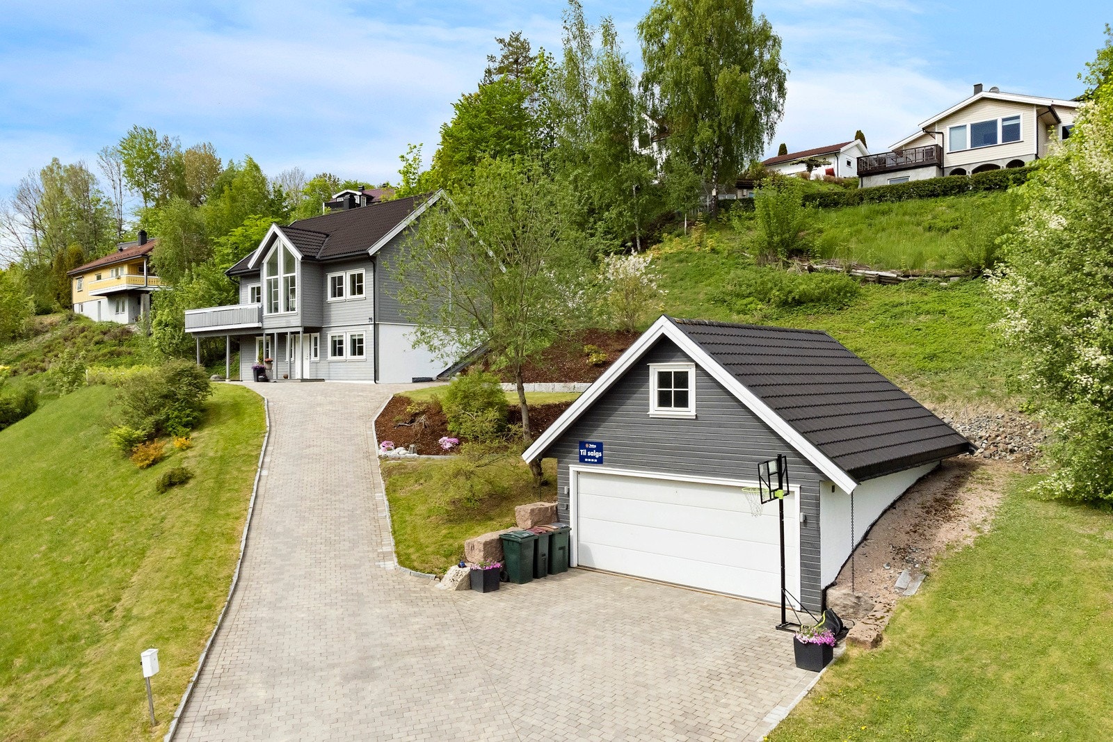 Sommerbilde / Frittliggende enebolig på stort tomt med dobbelgarasje (44 kvm) med romslig lofts-/lagringsrom (22 kvm) - steinsatt gårdsplass Galleribilde